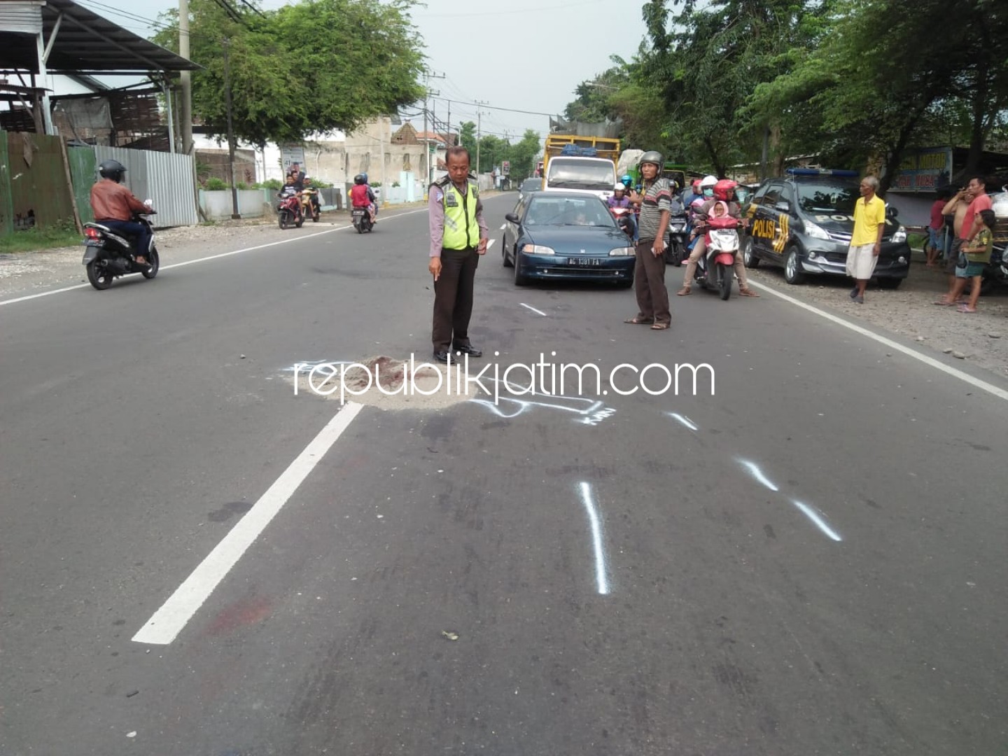 OLAH TKP - Sejumlah anggota Lantas Polsek Balongbendo dan Polresta Sidoarjo menggelar olah TKP kecelakaan beruntun di JL Raya Desa Jabaran, Kecamatan Balongbendo, Sidoarjo yang menewaskan pengendara motor, Minggu (24/02/2019).