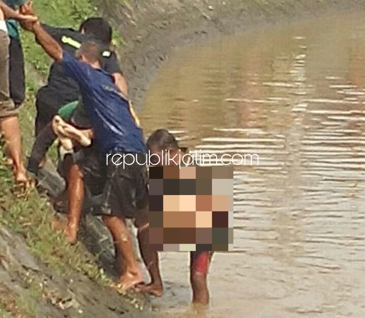 EVAKUASI - Sejumlah warga mengevakuasi jenazah Rafi Dwi Prasetyo (16) warga asal Mojokerto yang tenggelam di Sungai Mliriprowo, Kecamatan Tarik, Sidoarjo, Sabtu (23/02/2019).