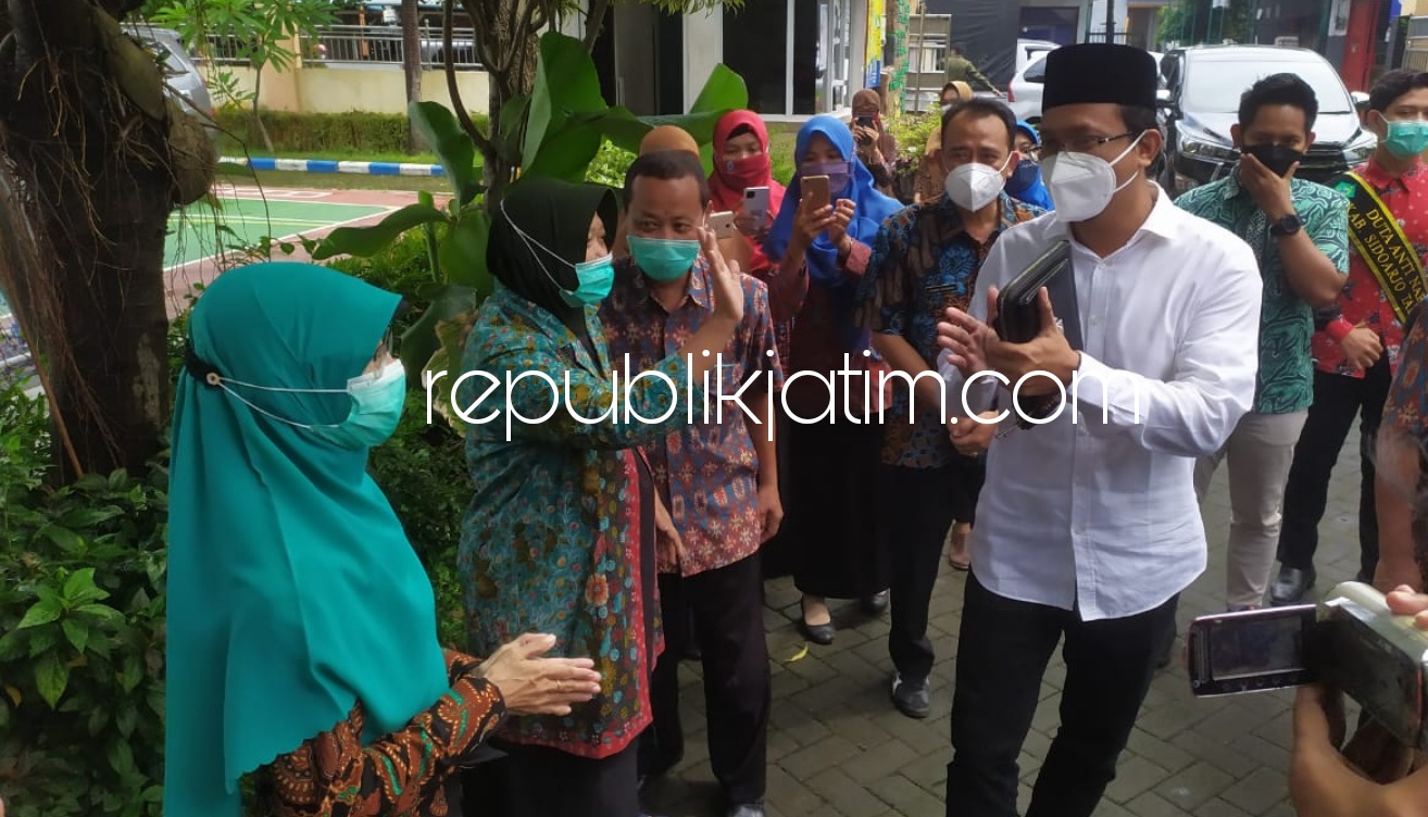 DISAMBUT - Kunjungan Bupati Sidoarjo Terpilih, Ahmad Muhdlor Ali (Gus Muhdlor) dan istrinya Ny Sa'adah disambut para guru SMAN 4 Sidoarjo saat kunjungan untuk meminta restu para guru sebelum pelantikan Bupati dan Wakil Bupati Sidoarjo, Kamis (25/02/2021).