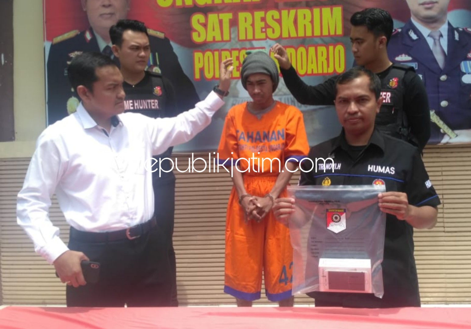 JAMBRET - Tersangka spesialis jambret Hand Phone (HP) di jalanan, M Allmadie (20) warga JL Cendrawasih, Desa Larangan, Kecamatan Candi, Sidoarjo ditangkap Satuan Reskrim, Polresta Sidoarjo beserta barang buktinya, Senin (25/02/2019).