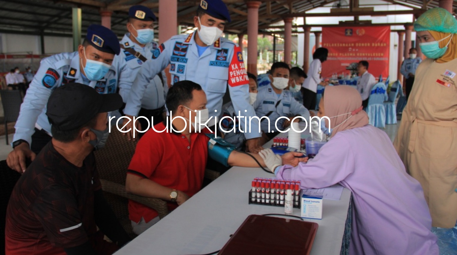 DONOR PLASMA - Lapas Kelas I Surabaya di Porong pro aktif dalam penanganan Covid-19 dengan melibatkan para pegawai dan Warga Binaan Pemasyarakatan (WBP) berbondong-bondong mengikuti donor darah plasma konvalesen, Kamis (25/02/2021). 