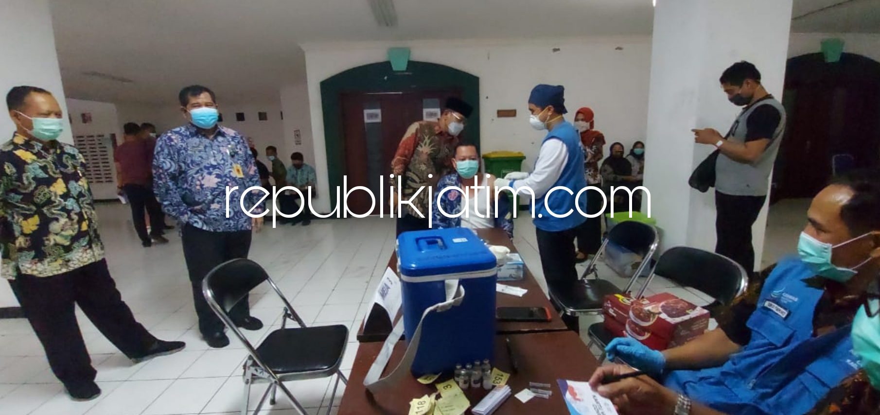 VAKSIN - Sebanyak 230 Aparatur Sipil Negara (ASN) Pemkab Sidoarjo mulai menjalani vaksin di Gedung Gelora Delta Sidoarjo, Kamis (25/02/2021).
