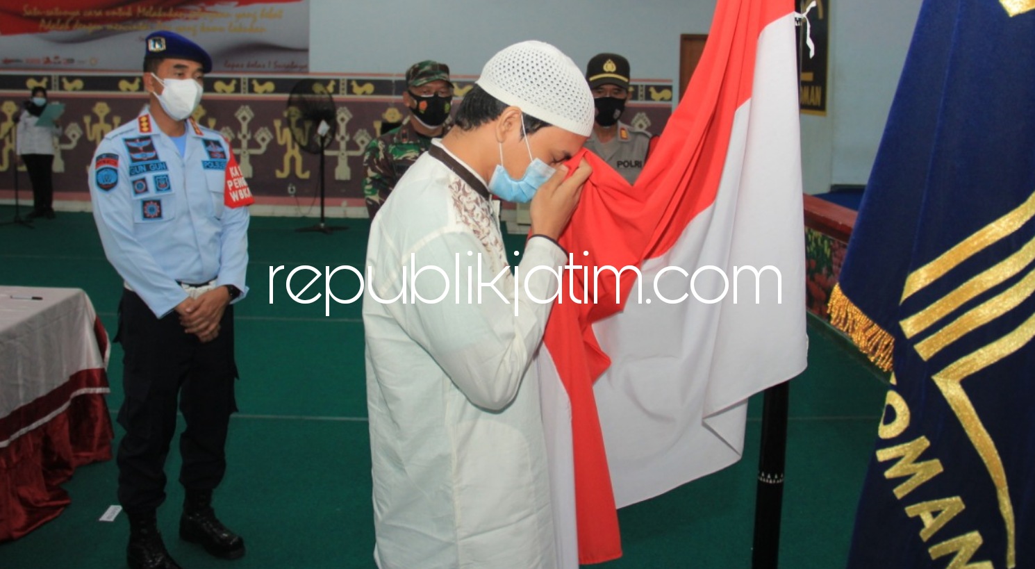 IKRAR - WBP Lapas Porong kasus terorisme, Mukarram alias Sungoh bin Sabirin warga Aceh yang sebelumnya mempelajari Daulah Islamiyah melalui telegram selama kurang lebih setahun yang ikut ISIS berikrar setia kepada NKRI, Kamis (25/02/2021). 