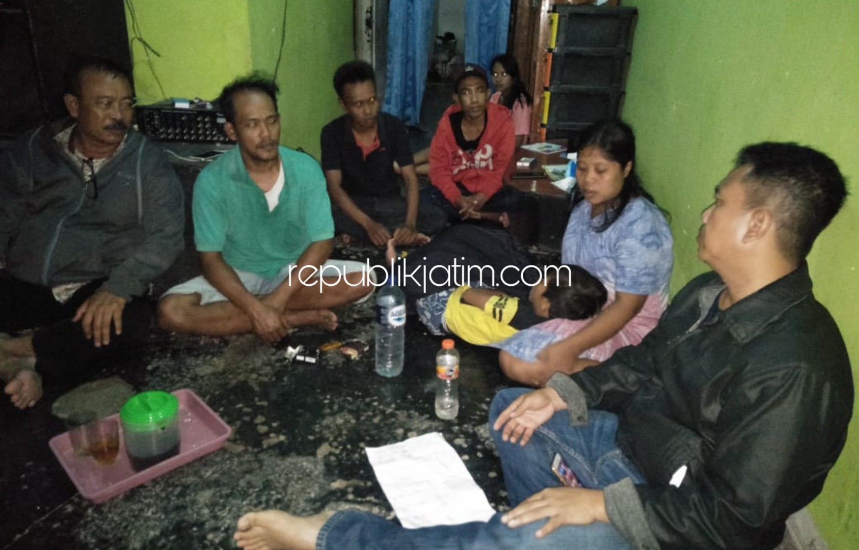 KLARIFIKASI - Kapolsek Tulangan, AKP Gatot Setyo Budi mengklarifikasi kabar soal penculikan anak ke rumah keluarga Wiwik warga Desa Tlasih, Kecamatan Tulangan, Sidoarjo, Senin (24/02/2020) petang.