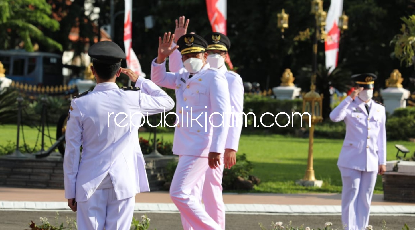 LAMBAIKAN TANGAN - Sebelum memasuki ruang pelantikan di Gedung Negara Grahadi di Surabaya, Bupati dan Wakil Bupati Sidoarjo, Ahmad Muhdlor Ali dan Subandi melambaikan tangan menyapa puluhan wartawan yang meliput pelantikan, Jumat (26/02/2021).