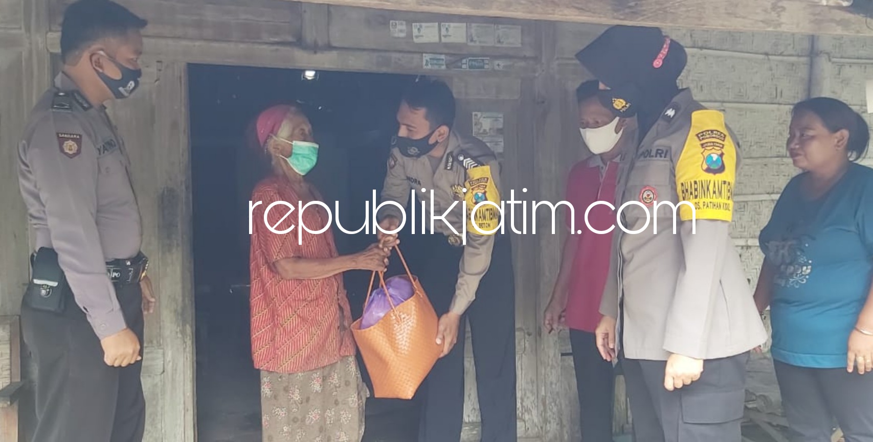 SEDEKAH - Sejumlah Petugas Polsek Siman membagikan sedekah sembako untuk warga miskin di Desa Jarak dan Desa Tranjang, Kecamatan Siman, Ponorogo, Jumat (26/02/2021).