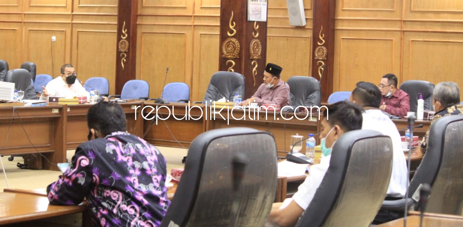 WADUL - Sejumlah perwakilan Paguyuban Pedagang Pasar Krian mengadu ke Komisi B DPRD Sidoarjo karena keberatan membayar retribusi, Jumat (26/02/2021).