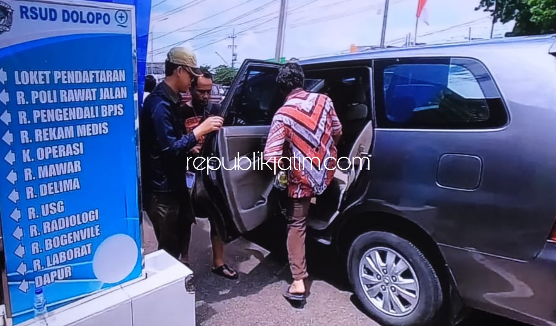 DITAHAN - Pengusaha minuman asal Madiun, L disandera KPP Pratama Madiun dengan dititipkan ke Rumah Tahanan (Rutan) Ponorogo, Rabu (26/02/2020).