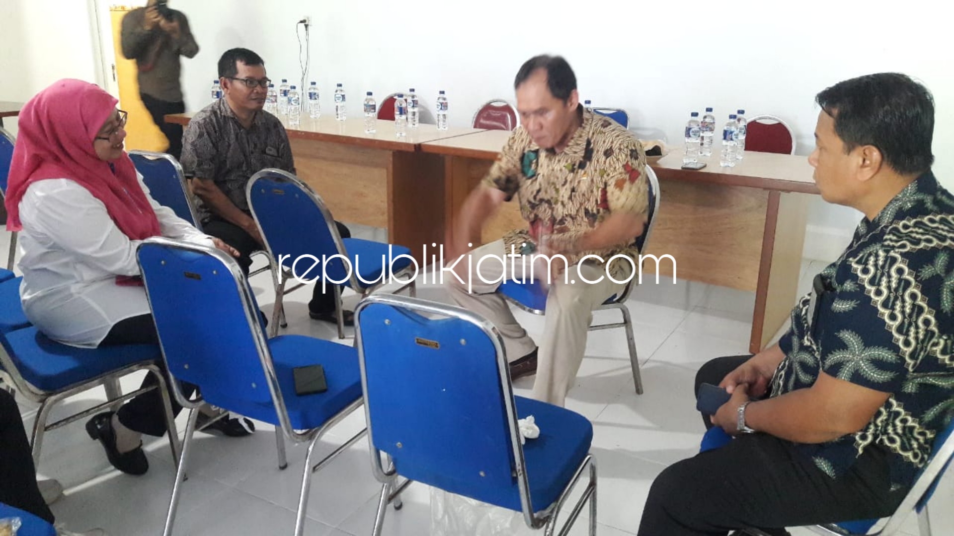 PERBAIKAN - Anggota Komisi V DPR RI, Bambang Haryo Soekartono mendesak Kementerian PU segera mengaspal jalan menuju Kampung Rumput Laut, Dusun Tanjungsari, Desa Kupang, Kecamatan Jabon, Sidoarjo, usai berdialog dengan warga, Selasa (26/02/2019) sore.