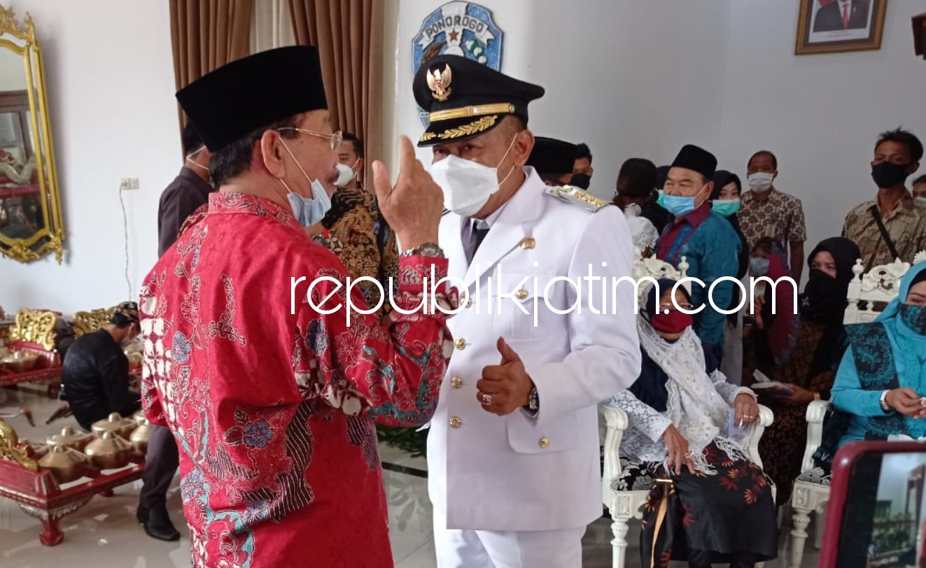 SAMBUT - Kedatangan Bupati Dan Wakil Bupati Ponorogo, Sugiri Sancoko dan Lisdyarita disambut mantan Bupati Ponorogo, Amin saat sampai di Pringgitan Pemkab Ponorogo, Jumat (26/02/2021).
