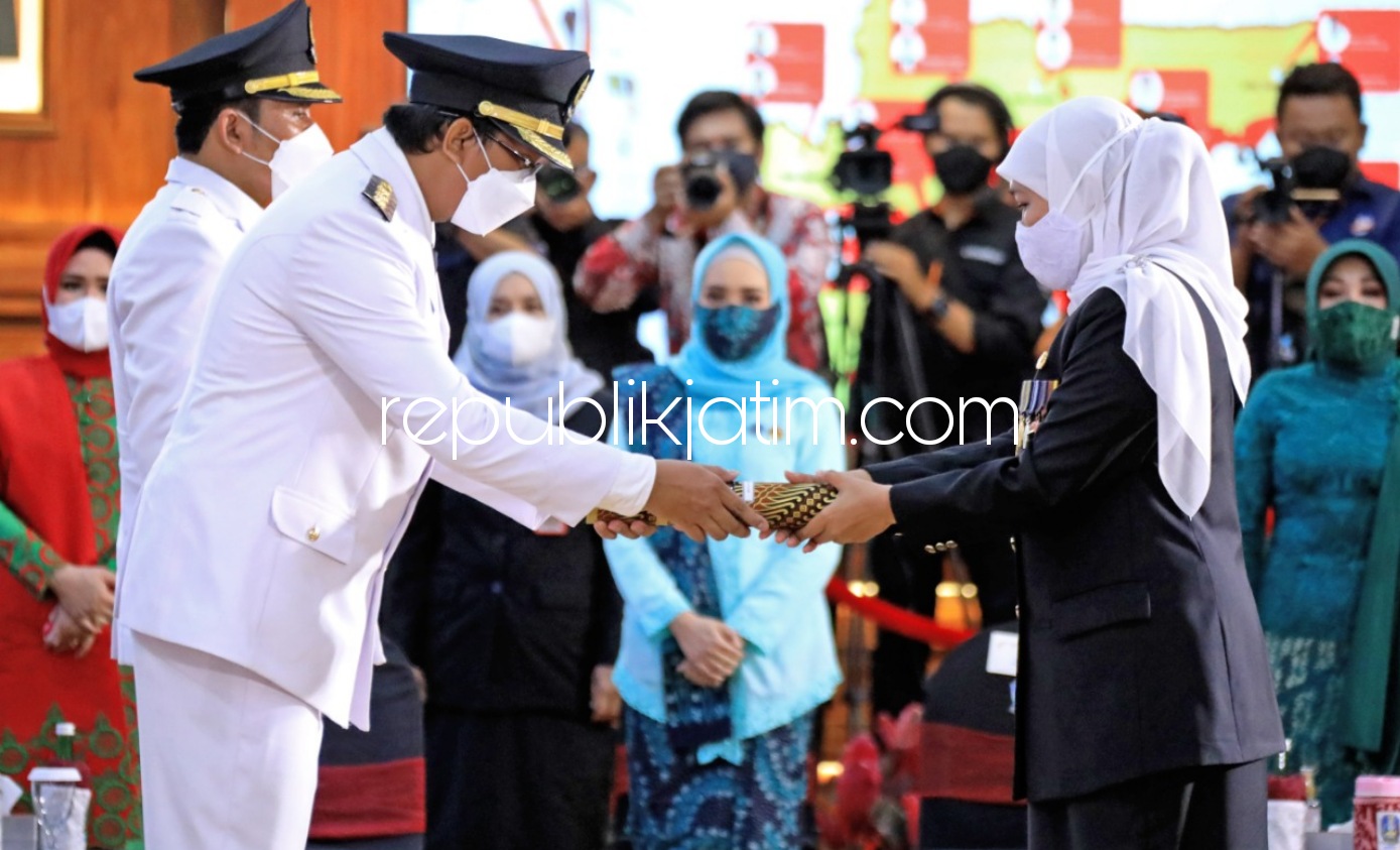 DILANTIK - Bupati dan Wakil Bupati Sidoarjo, Ahmad Muhdlor Ali (Gus Muhdlor) dan Subandi dilantik Gubernur Jawa Timur, Khofifah Indar Parawansa di Gedung Negara Grahadi Surabaya, Jumat (26/02/2021) petang.