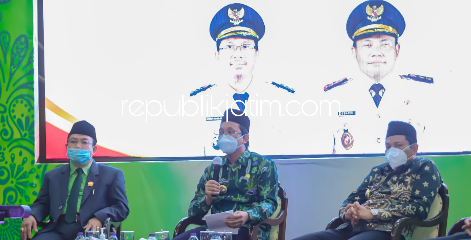 KETERANGAN PERS - Bupati dan Wakil Bupati Sidoarjo, Ahmad Muhdlor Ali (Gus Muhdlor) dan Subandi menyampaikan keterangan pers di Pendopo Delta Wibawa, Sidoarjo, Jumat (26/02/2021) malam.