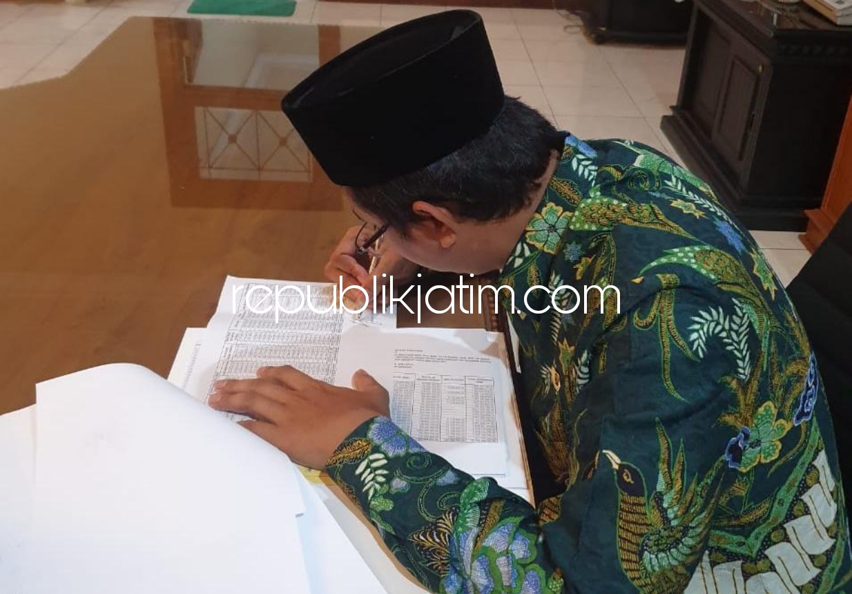 TEKEN - Bupati Sidoarjo, Ahmad Muhdlor Ali (Gus Muhdlor) usai dilantik meneken Perbup No 8/2021 tentang besaran beragam dana yang akan dikucurkan ke seluruh desa mulai Alokasi Dana Desa (ADD), bagi hasil pajak daerah, bagi hasil retribusi daerah, dan BKA.