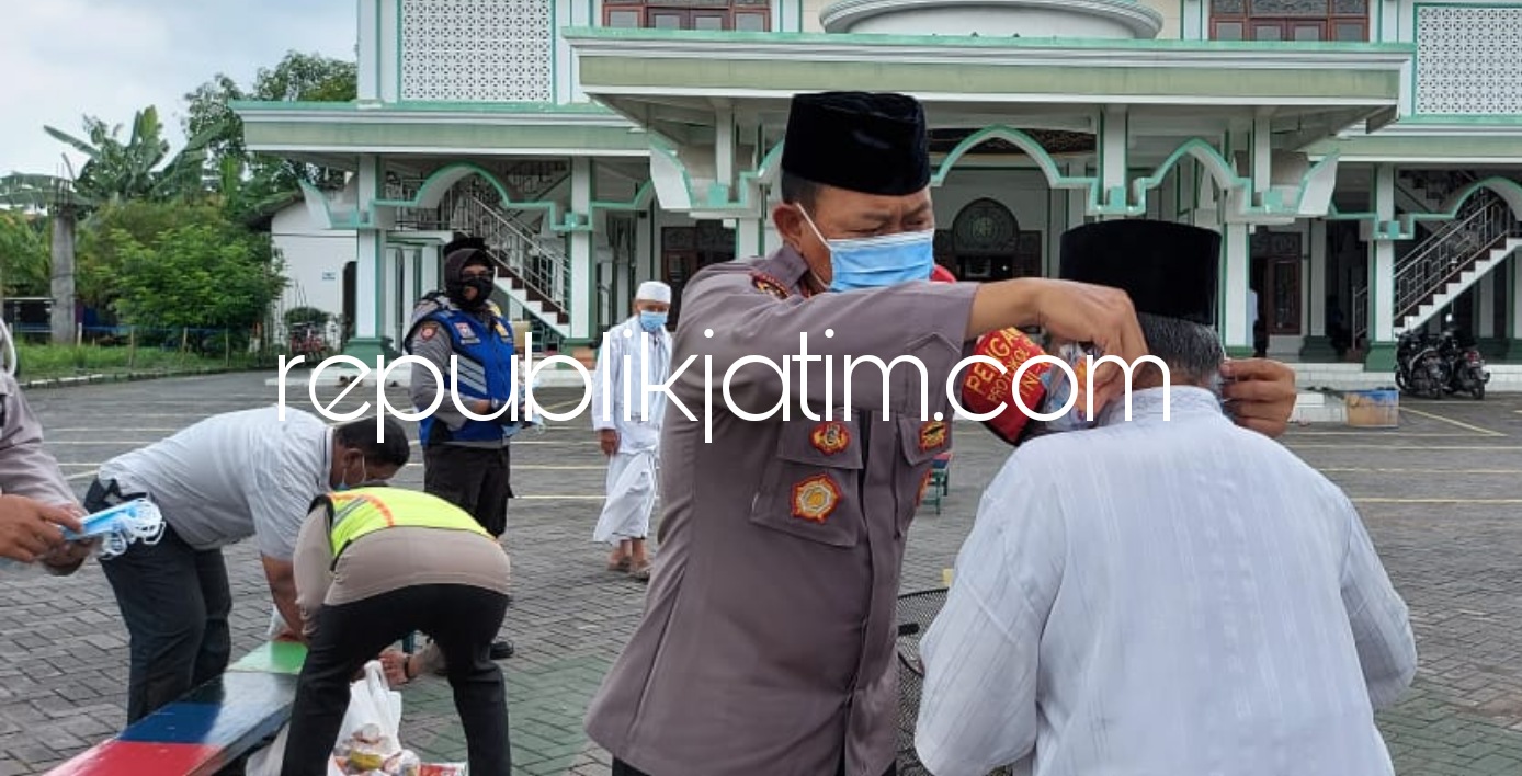 BAGI MASKER - Kapolsek Gedangan Kompol Heri Siswoko mengedukasi masyarakat soal protokol kesehatan dengan membagikan masker kepada warga di Masjid Maaruf Desa Bangah, Kecamatan Gedangan, Sidoarjo, Jumat (26/02/2021).