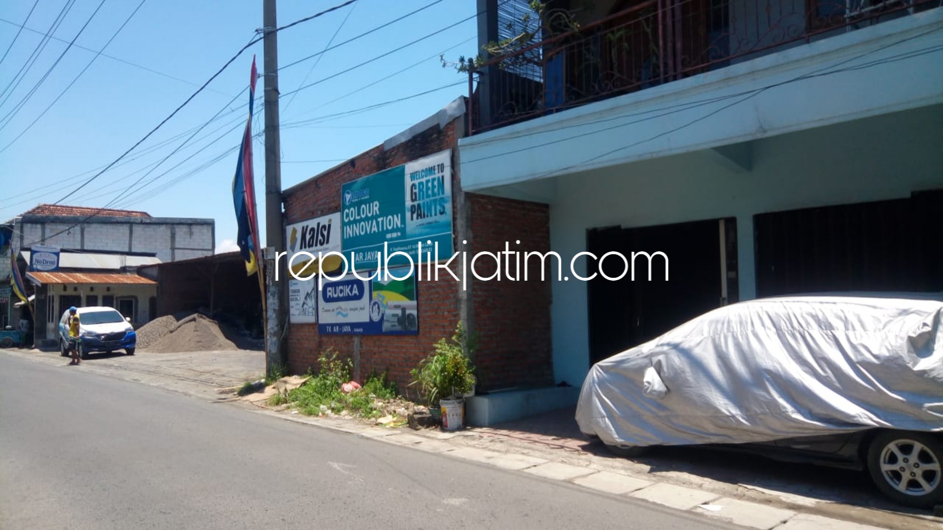 RAMPOK - Rumah, H Miskan (63) di Desa Sugihwaras, Kecamatan Candi, Sidoarjo yang dirampok kawanan pencuri bersenjata api, Selasa (26/02/2019) pagi.