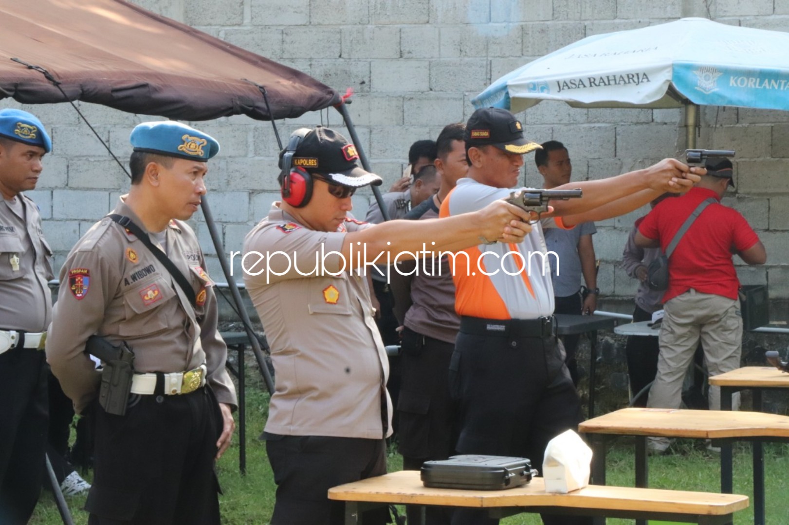 LATIHAN - Kapolres Ponorogo, AKBP Radiant memimpin latihan keterampilan menembak di lapangan tembak Polsek Balong, Rabu (27/02/2019).