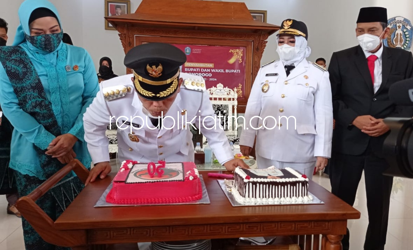 TIUP LILIN - Bupati Ponorogo, Sugiri Sancoko saat meniup lilin dan potong kue Ultah ke 50 Tahun di Rumah Dinas Bupati Ponorogo, Jumat (26/02/2021) sore.