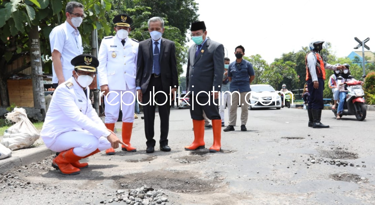 TAMBAL - Bupati dan Wakil Bupati Sidoarjo, Ahmad Muhdlor Ali (Gus Muhdlor) dan Subandi mengecek penambalan jalan berlubang di jalur Lingkar Barat, Sidoarjo, Sabtu (27/02/2021).