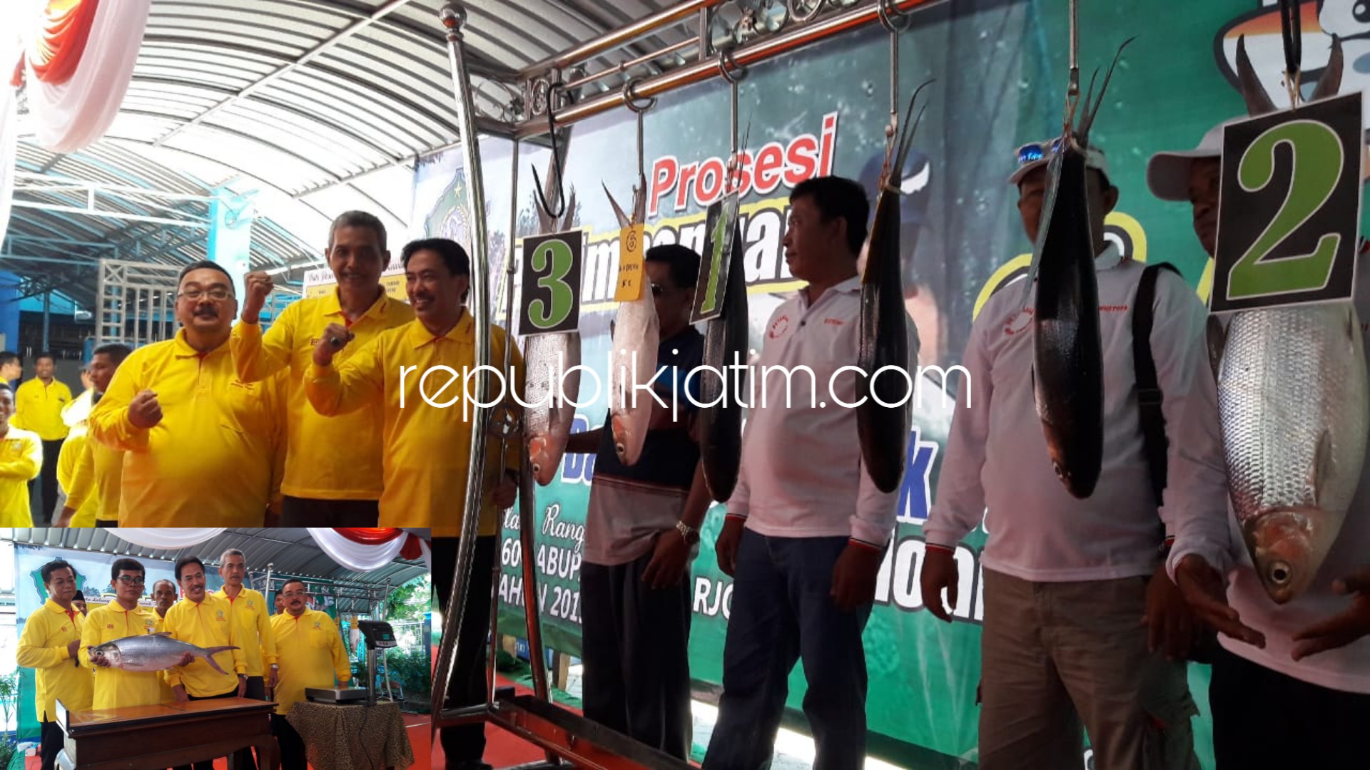 BORONG - Dinas Perikanan Pemkab Sidoarjo menimbang 6 kontestan Bandeng Kawak Tradisional 2019 yang rata-rata diborong dan dimenangkan juara 1, 2, 3 dan 4 diborong warga Kecamatan Jabon dengan berat bandeng 6,72 kilogram, Kamis (28/02/2019).