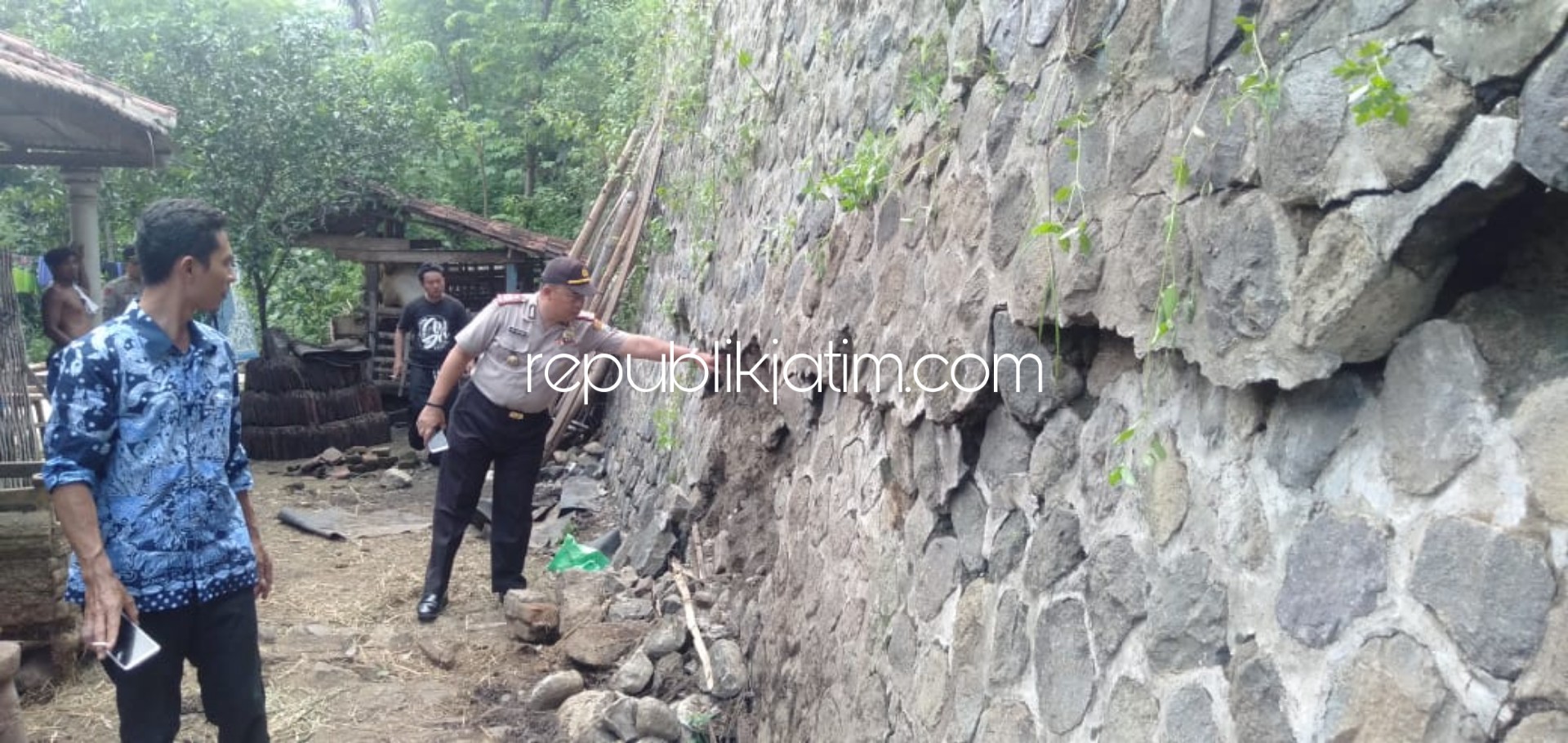 RETAK- Kapolsek Sawoo AKP Edi Suyono didampingi Wakapolsek Iptu Karyadi dan Kades Supriyanto saat mengecek lokasi plengsengan retak jalur Ponorogo - Trenggalek, Dusun Krajan, Desa Pangkal, Kecamatan Sawoo, Ponorogo, Kamis (27/02/2020).