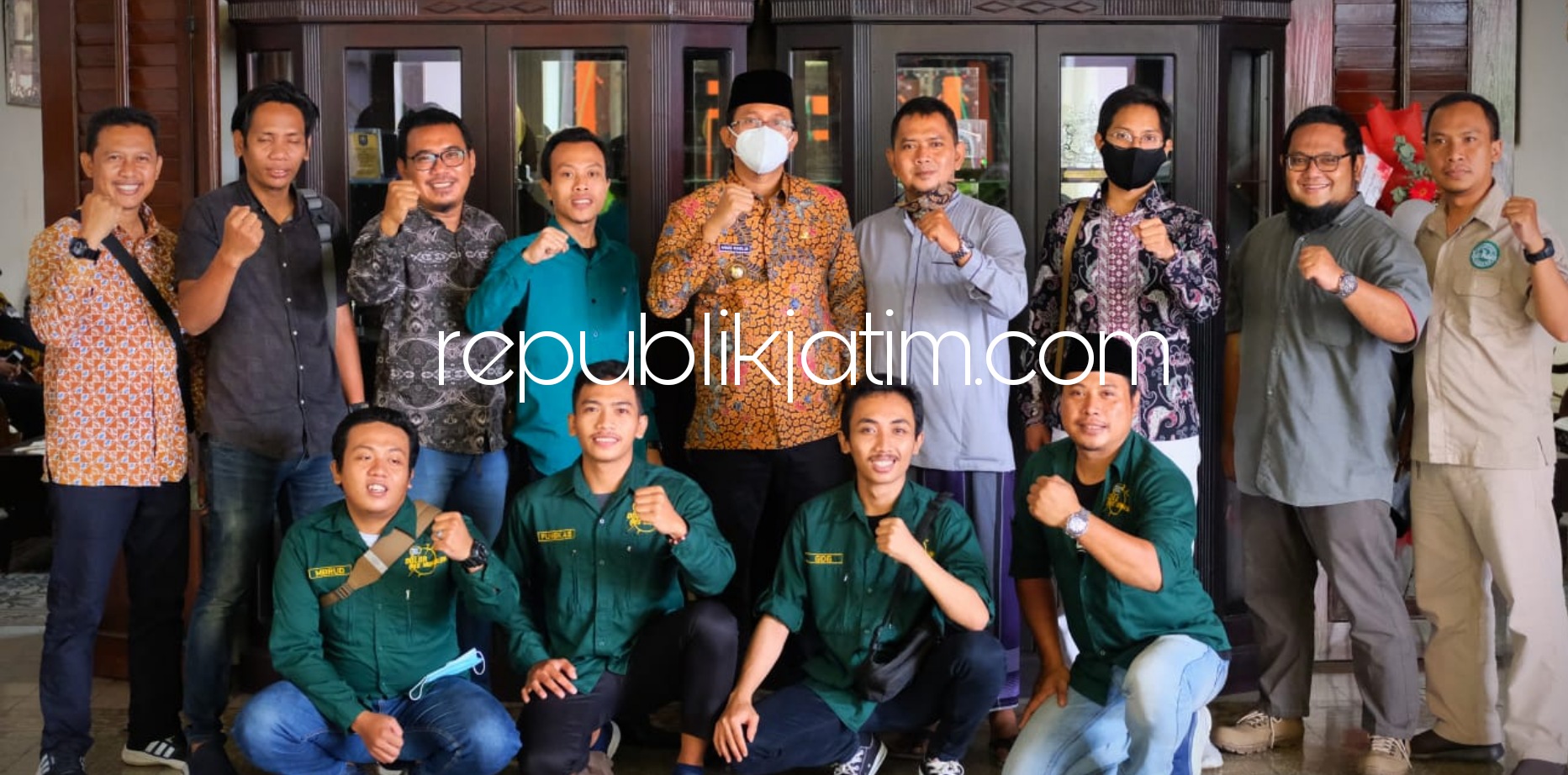 BERSAMA - Bupati Sidoarjo, Ahmad Muhdlor Ali (Gus Muhdlor) berfoto bersama para sedulur Gus Muhdlor mulai Abut Asrofi, Maskhun, A Fahmi dan lainnya di Pendopo Delta Wibawa, Minggu (28/02/2021).