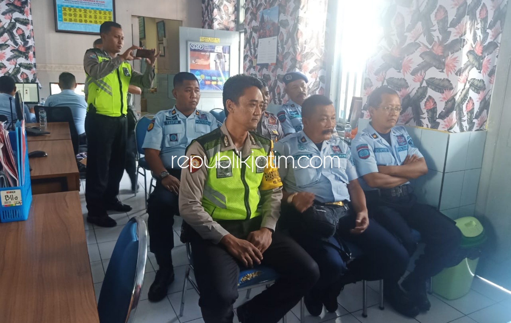 MEDIA GATHERING - Polisi dan Pegawai Rutan Ponorogo ikut mendengarkan dan menyaksikan telekonferensi di Aula Rutan Ponorogo, Kamis (27/02/2020).