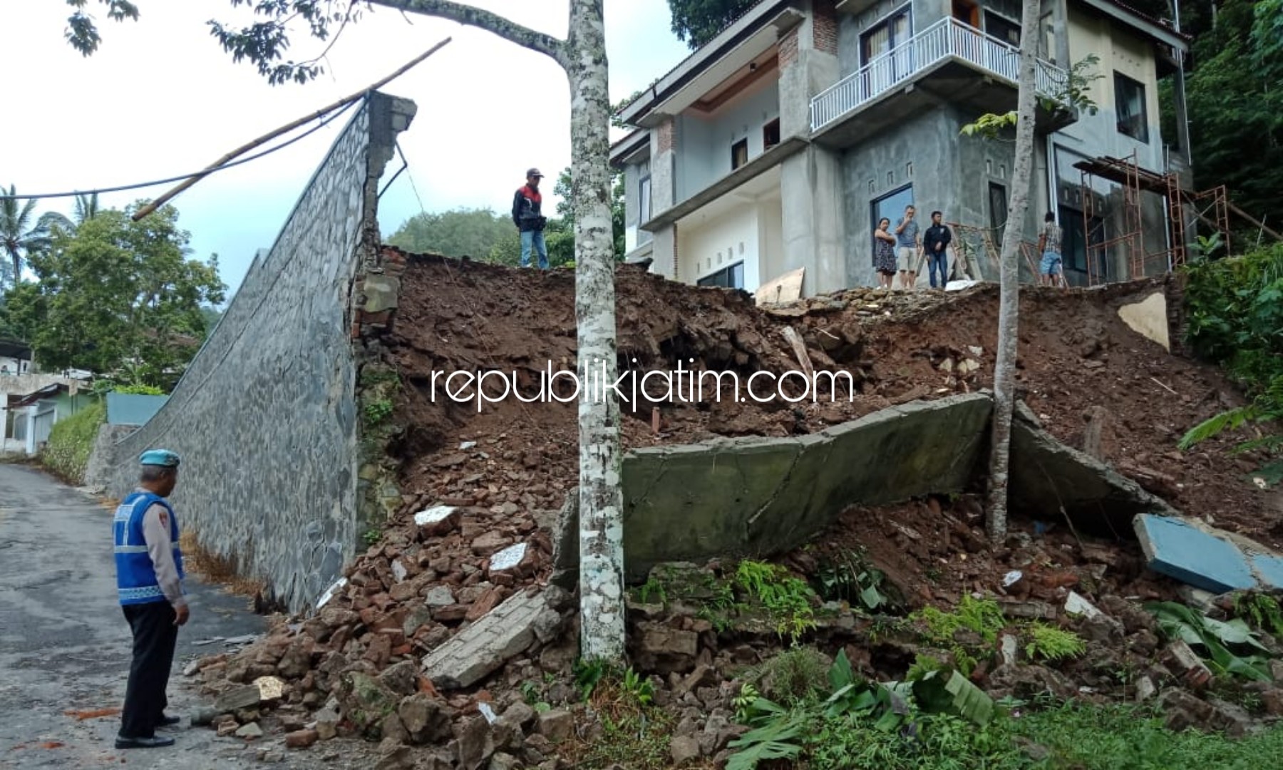 AMBROL- Pagar rumah milik Utami (44) warga Dusun Nglingi, Desa/Kecamatan Ngebel, Ponorogo ambrol pemilik mengalami kerugian puluhan juta, Jumat (28/02/2020).