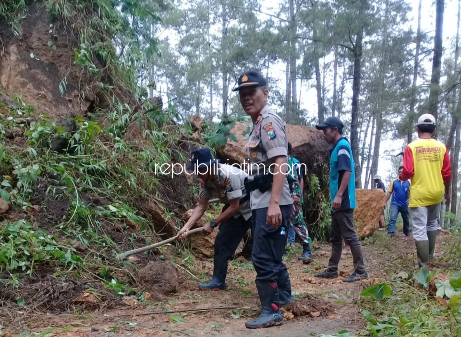 EVAKUASI - Berbagai unsur dilibatkan dalam proses evakuasi bongkahan batu besar yang menutup akses jalan utama Dusun Selur menuju Dusun Ngandel, Desa Cepoko, Kecamatan Ngrayun, Ponorogo serta sebuah alat berat, Jumat (28/02/2020).