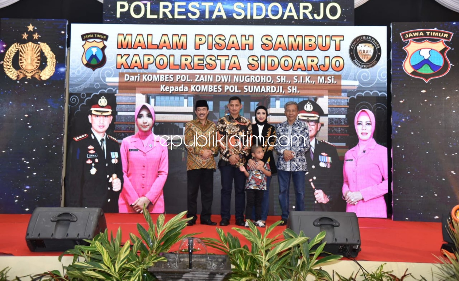 PISAH SAMBUT - Wabup Sidoarjo, Nur Ahmad Syaifuddin foto bersama usai menyerahkan kenang-kenangan ke Kombes Pol Zain Dwi Nugroho dalam acara pisah sambut di Polresta Sidoarjo Cemengkalang, Sidoarjo, Jumat (28/02/2020) malam.