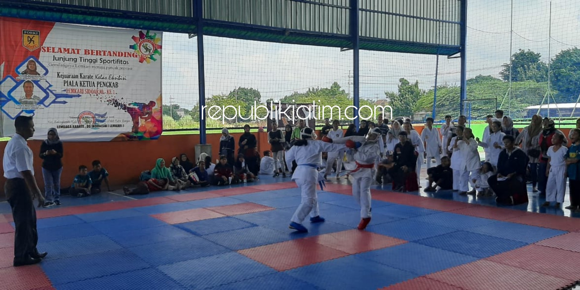 TANDING - Sekitar 160 atlit Karaye berlaga dalam pertandingan Karate Lemkari di gedung Serbaguna Yayasan Yasinkah Putra Bangsa Desa Penambangan, Kecamatan Balongbendo, Sidoarjo, Sabtu (29/02/2020).