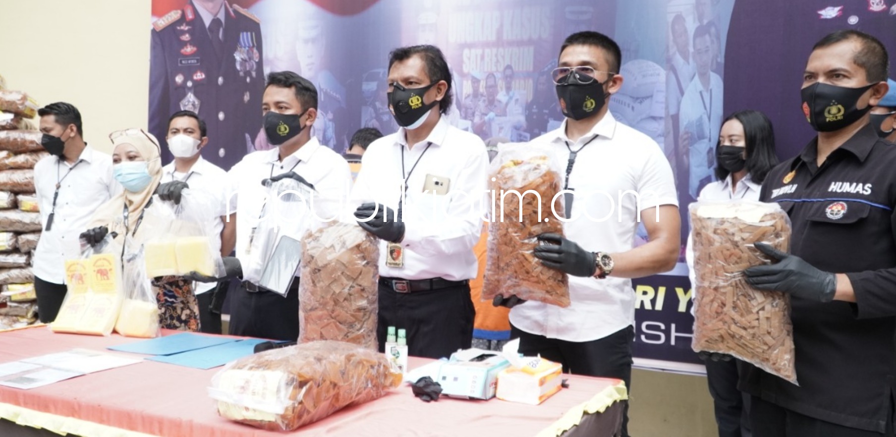 BORAKS - Tim Satuan Reskrim, Polresta Sidoarjo mengamankan 3,9 ton krupuk dengan rincian 787 plastik kemasan 5 kg serta diperoleh barang bukti sekitar 1,4 ton bahan bleng (58 sak), Senin (01/03/2021).