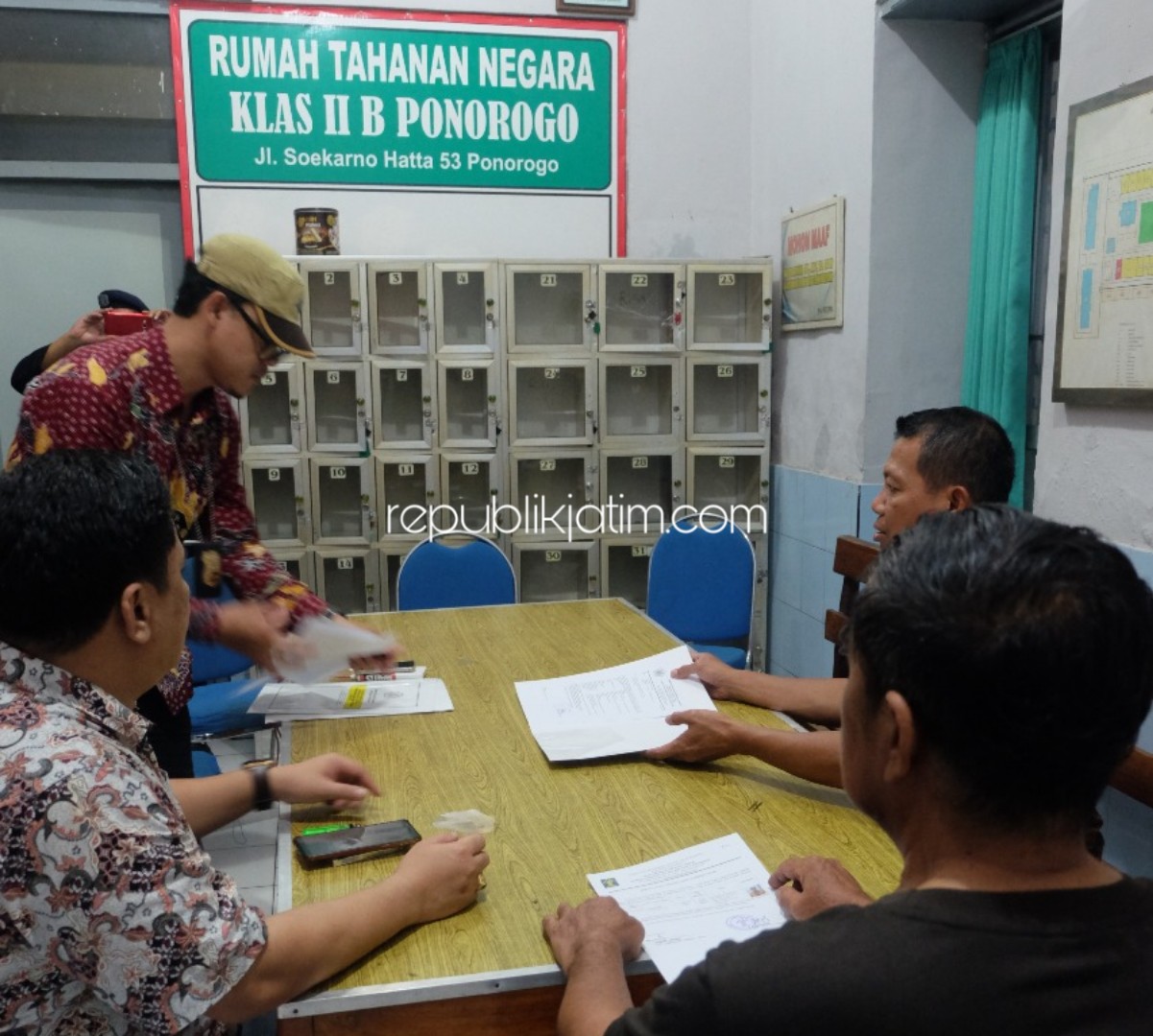 DIBEBASKAN - Wajib Pajak (WP) pengusaha minuman asal Madiun, L akhirnya dibebaskan Kantor Pelayanan Pajak (KPP) Pratama Madiun dari Rutan Ponorogo karena membayar kewajibannya Rp 3,3 miliar, Jumat (28/02/2020).
