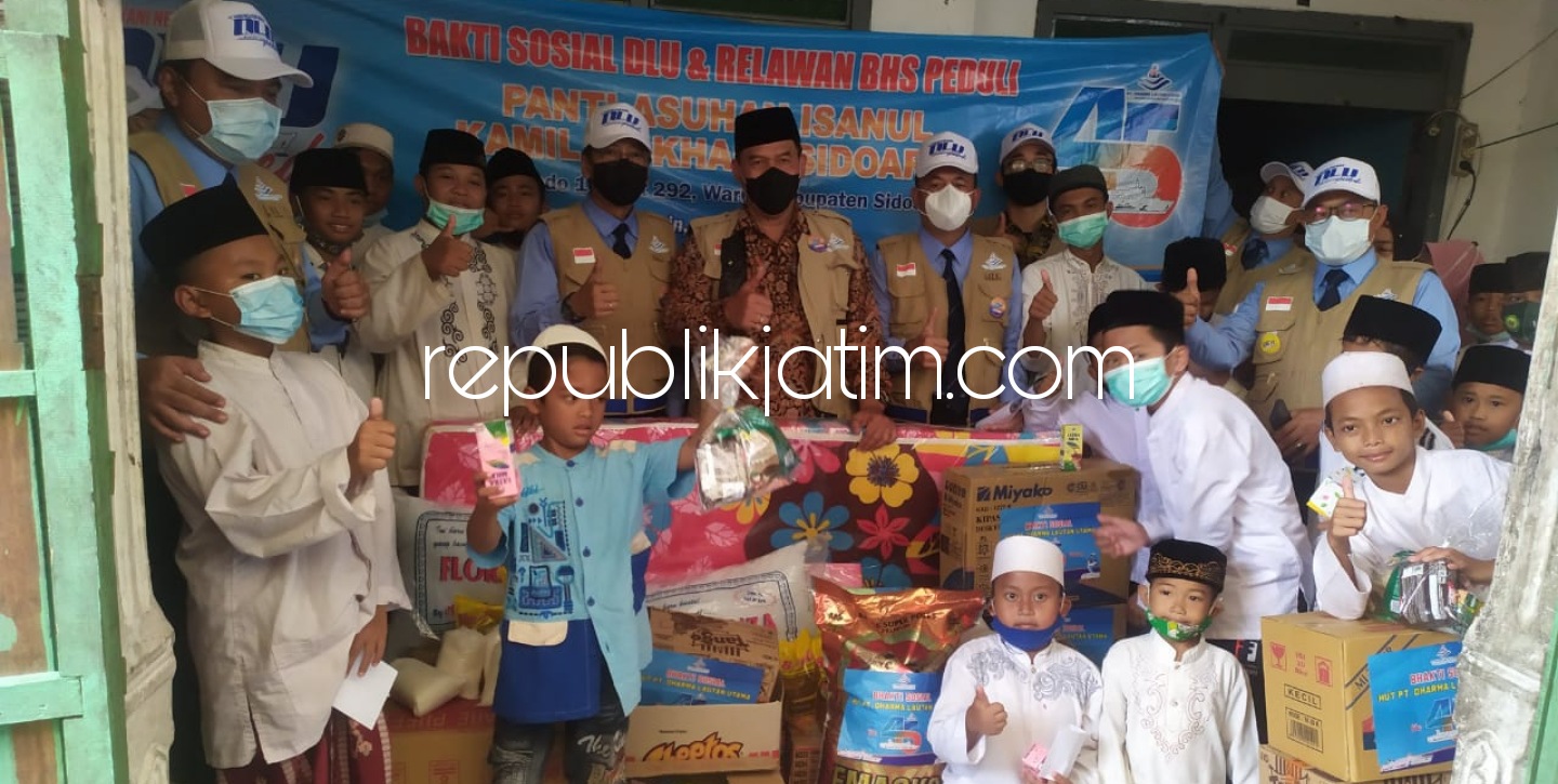 BANTUAN - Penasehat dan para Direktur PT DLU menyerahkan bantuan puluhan peralatan tidur, sembako dan makanan ringan kepada yatim piatu di Yayasan Panti Asuhan Insanul Kamil Al - Khaer, Desa Tropodo, Kecamatan Waru, Sidoarjo, Senin (01/03/2021).