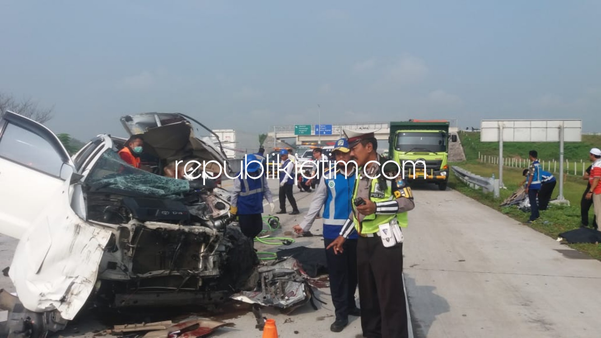 HANCUR - Kondisi mobil Toyota Fortuner bernopol B 1905 KJE hancur usai menabrak truk tronton bernopol L 8372 UB di JL Tol Madiun - Ngajuk, Desa Glonggong, Kecamatan Balerejo, Kabupaten Madiun, Jumat (01/03/2019).