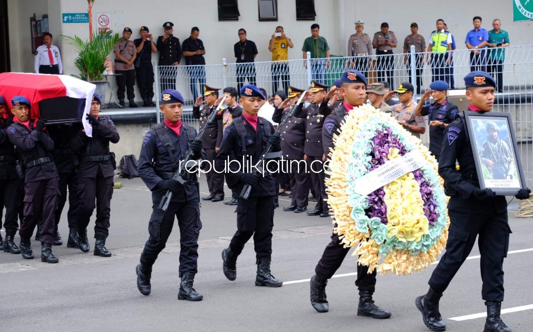 TIBA - Jenazah Bharatu (anumerta) Doni Priyanto yang gugur dalam operasi penegakan hukum di Kampung Arwanop, Distrik Tembagapura, Mimika Papua tiba di Bandara Internasional Bandara Juanda, Sidoarjo, Minggu (01/03/2020). 