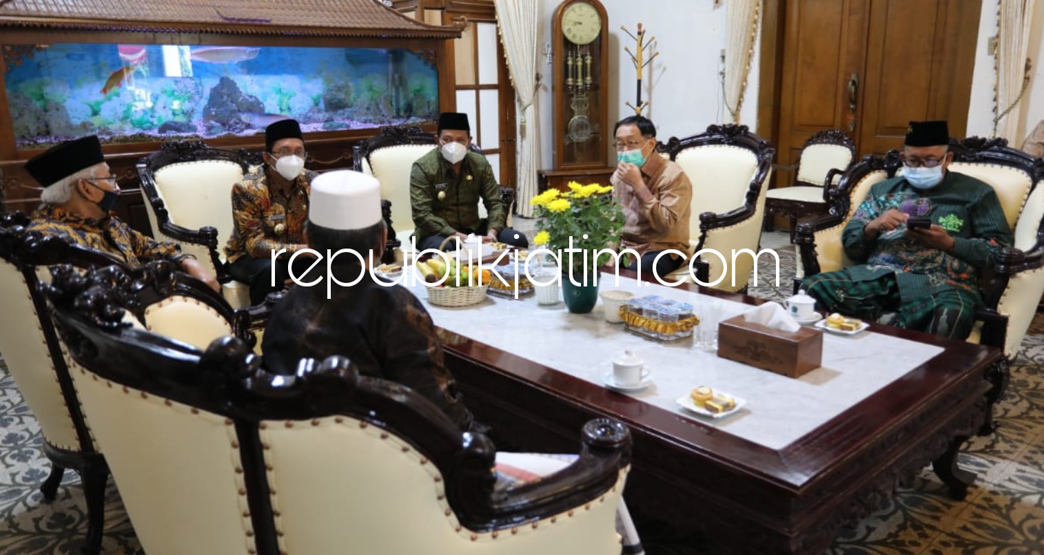 DUKUNG - Mewakili Apindo Jawa Timur, Alim Markus mendukung program Gus Muhdlor dan Subandi soal 100.000 lapangan pekerjaan baru saat acara di Pendopo Delta Wibawa, Senin (01/03/2021).