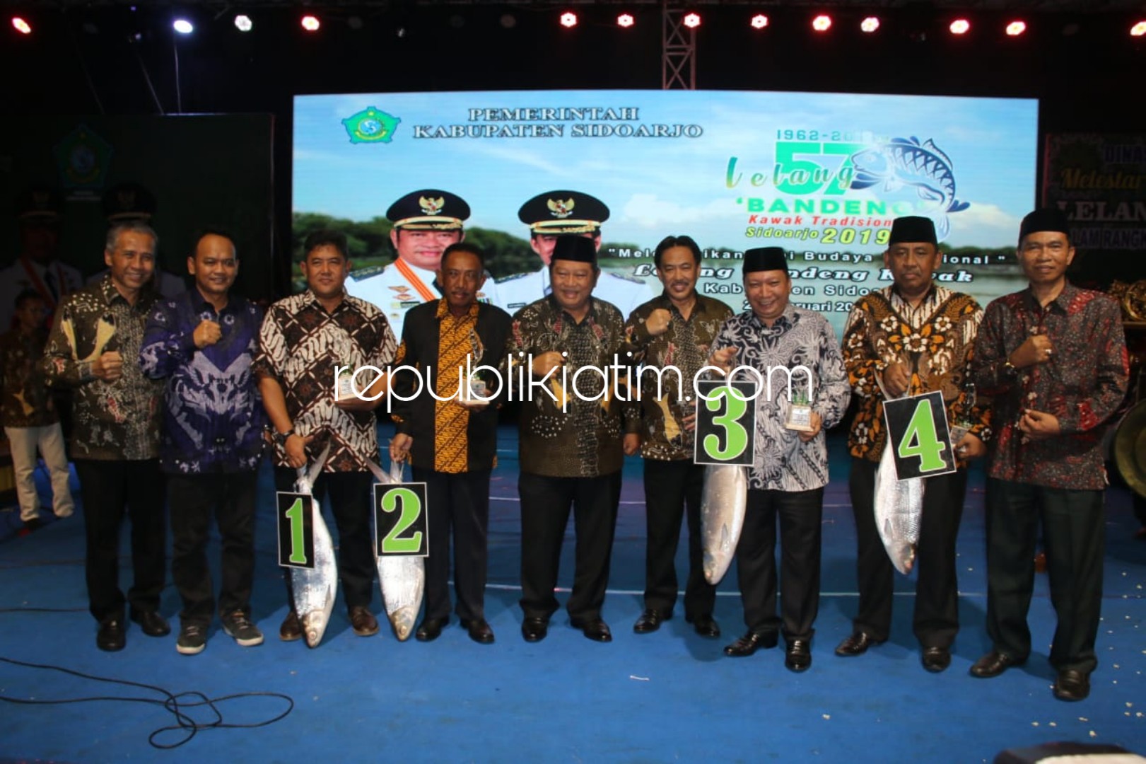 PEMENANG - Keempat pemenang Lelang Bandeng Kawak Sidoarjo berfoto bersama Bupati Sidoarjo, Saiful Ilah dan Forkopimda Sidoarjo, Jumat (01/03/2019) dini hari.