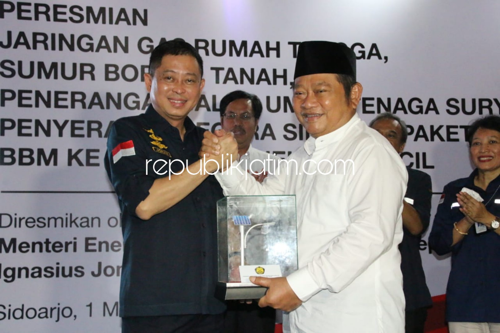 RESMIKAN - Menteri ESDM, Ignasius Jonan meresmikan 7.093 SR dan 96 Unit Konkrit di Desa Kalisampurno, Kecamatan Tanggulangin, Sidoarjo, Jumat (01/03/2019) petang.