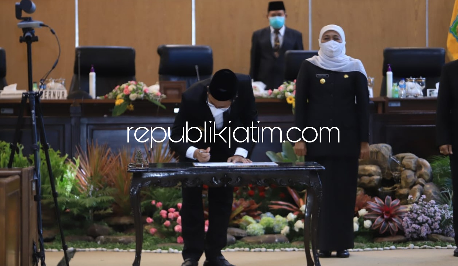 SERTIJAB - Bupati Sidoarjo, Ahmad Muhdlor Ali (Gus Muhdlor) menandatangani serah terima jabatan bersama Gubernur Jatim, Khofifah Indar Parawansa dan Pj Bupati Sidoarjo, Hudiyono saat Paripurna di DPRD Sidoarjo, Senin (01/03/2021).