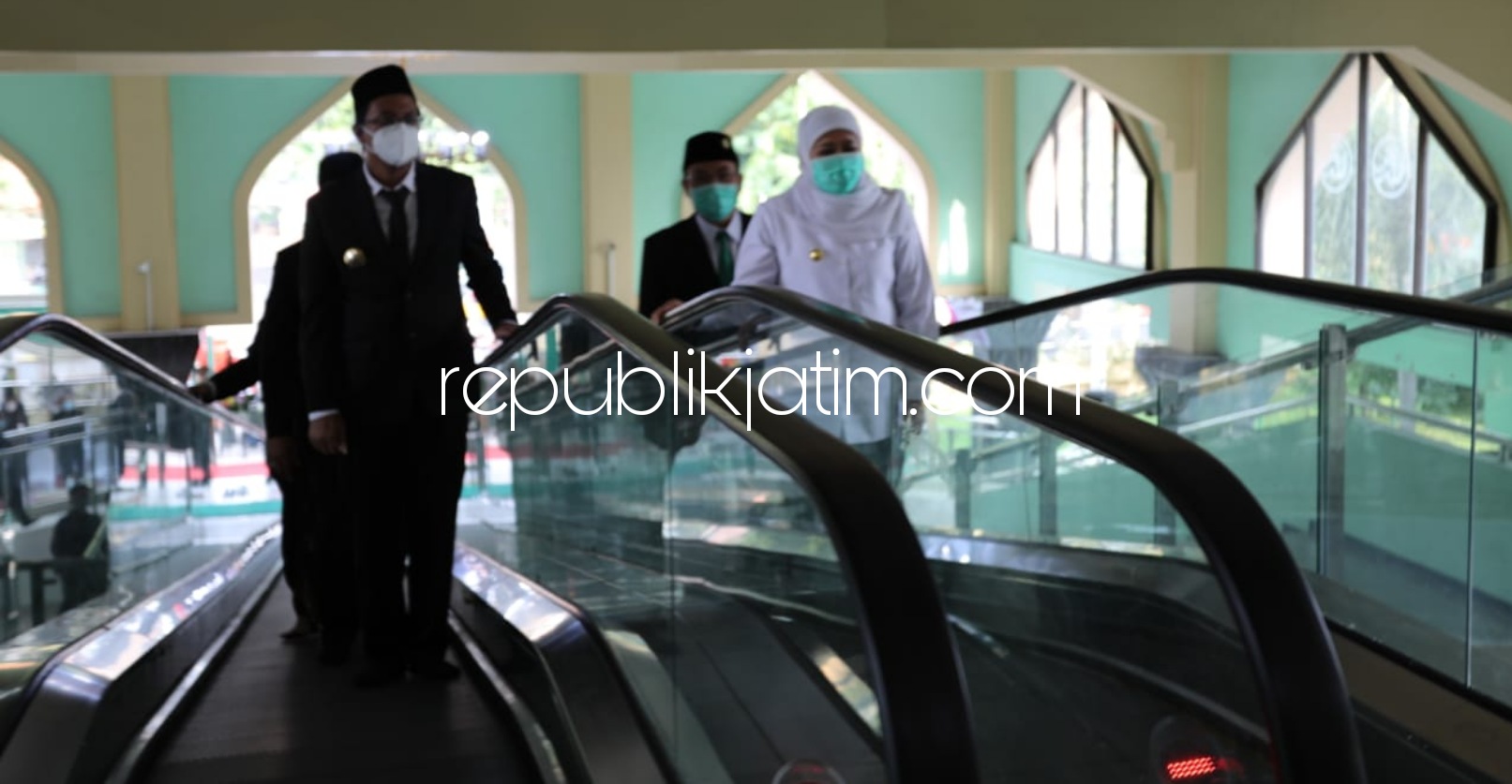 RESMIKAN - Gubernur Jatim, Khofifah Indar Parawansa didampingi Bupati Sidoarjo, Ahmad Muhdlor Ali (Gus Muhdlor), Wakil Bupati Sidoarjo Subandi dan Ketua MUI Sidoarjo KH Salim Imron meresmikan travelator Masjid Agung Sidoarjo, Senin (01/03/2021) sore.