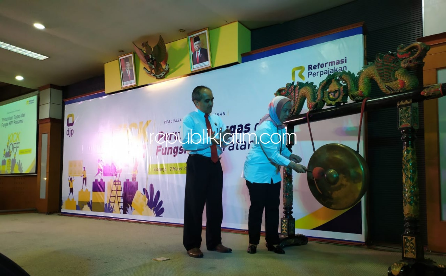 PERUBAHAN - Kepala Kanwil DJP Jatim II, Lusiani menabuh gong tanda dimulainya Perubahan Tugas dan Fungsi KPP Pratama demi meningkatkan pelayanan dan kepatuhan Wajib Pajak (WP) di KPP Pratama Sidoarjo Barat, Senin (02/03/2020).