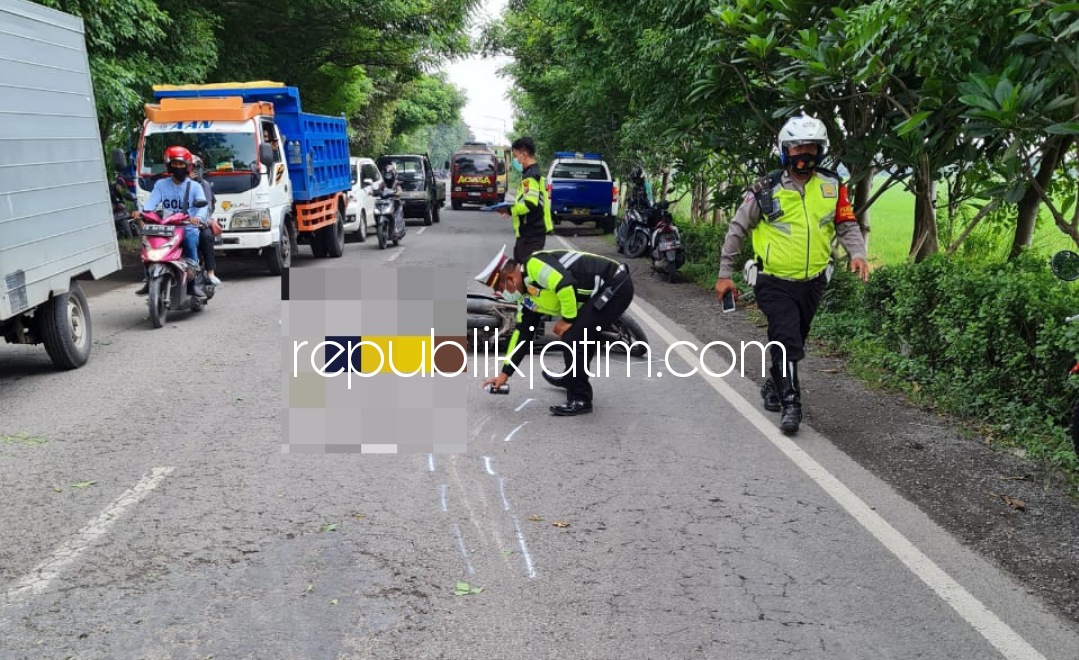 EVAKUASI - Sejumlah petugas Unit Laka, Satuan Lantas, Polresta Sidoarjo mengevakuasi korban kecelakaan motor tabrak motor di JL Raya Lingkar Timur, Desa Prasung, Kecamatan Buduran, Sidoarjo, Selasa (02/03/2021).