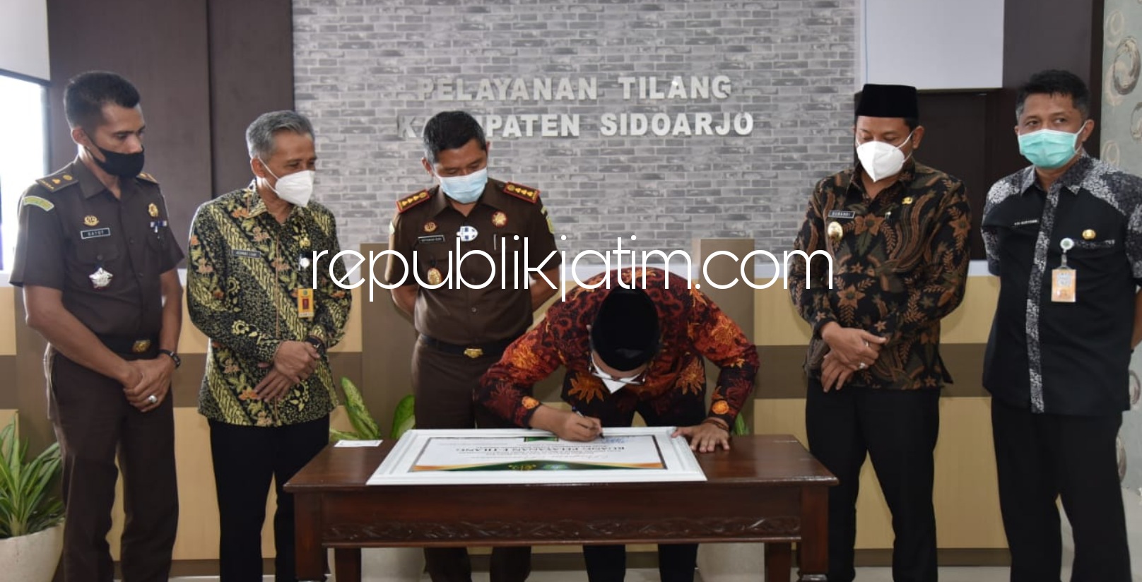 RESMIKAN - Bupati Sidoarjo, Ahmad Muhdlor Ali (Gus Muhdlor) meresmikan gedung E Tilang di MPP didampingi Wabup, Kajari, Sekda dan sejumlah Kepala OPD Pemkab Sidoarjo, Selasa (02/03/2021).