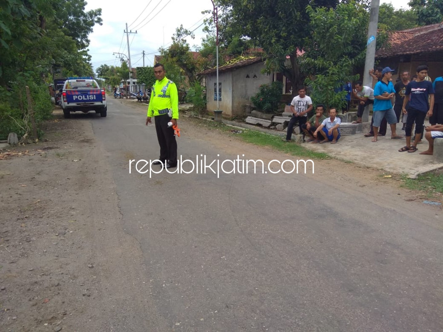 TKP - Sejumlah petugas Satuan Lantas Polres Ponorogo menggelar olah TKP kasus bocah 2 tahun tewas ditabrak mobil pikup di Dusun Minar, Desa Gabel, Kecamatan Kauman, Ponorogo, Sabtu (02/03/2019).