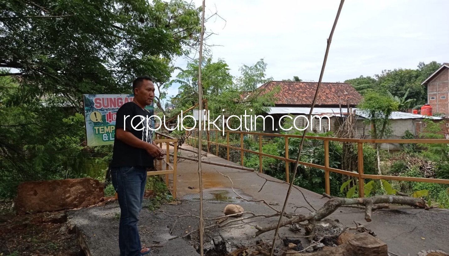 AMBLES - Jembatan antara desa yang berada di Desa Nambak, Kecamatan Bungkal, Ponorogo ambles dan berlubang membutuhkan perbaikan, Selasa (02/03/2021).