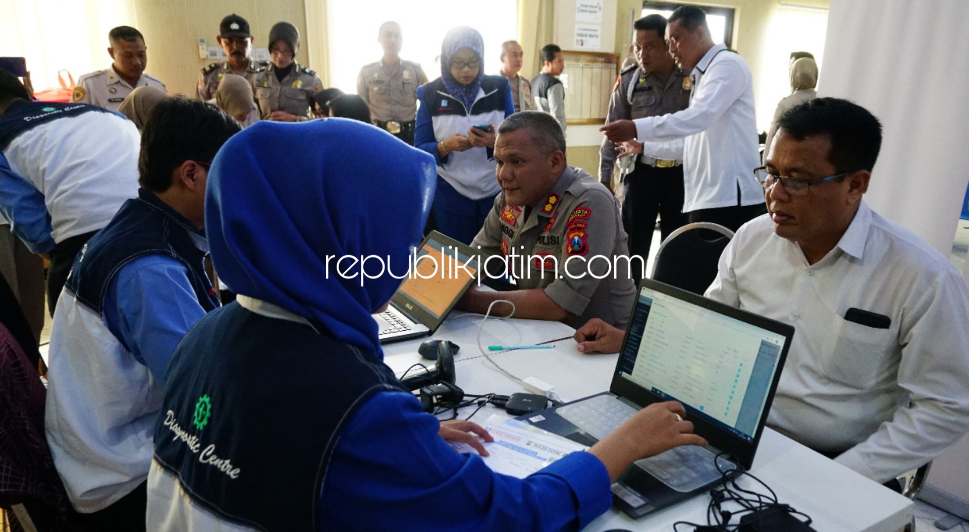 CEK KESEHATAN - Wakapolresta Sidoarjo, AKBP M Anggi Naulifar Siregar mengawali pemeriksaan kesehatan yang digelar Bidang Kedokteran dan Kesehatan Polda Jawa Timur (Biddokkes Polda Jatim) di Aula Bharadaksa Polresta Sidoarjo, Senin (02/03/2020).