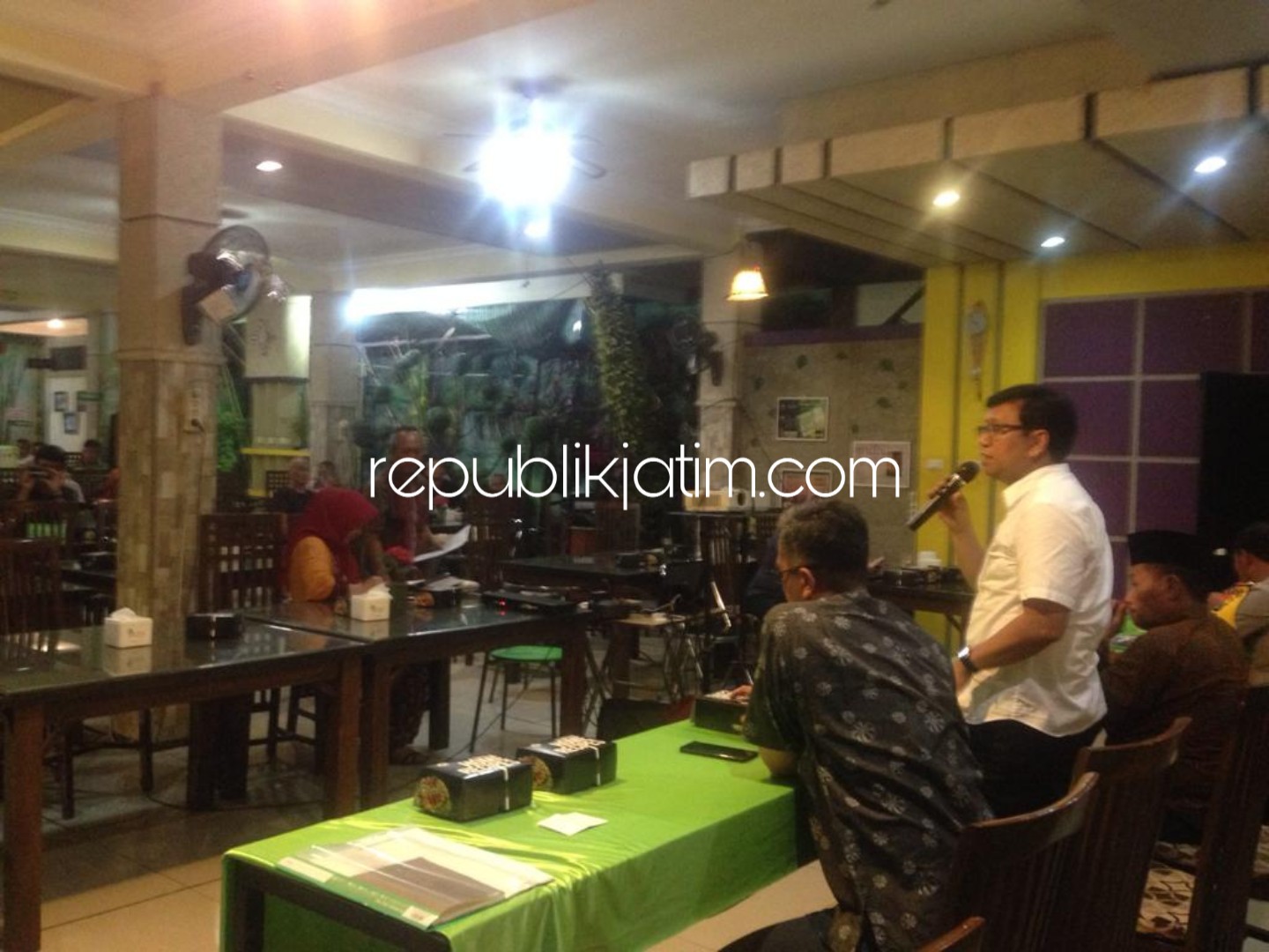 BUNTU - Rapat koordinasi antara perwakilan warga Pondok Jati, pejabat Pemkab Sidoarjo serta PDAM Delta Tirta Sidoarjo soal Distribution Center (DC) air umbulan menemui jalan buntu di Kafe Ale Pondok Jati, Sidoarjo, Jumat (01/03/2019) malam.