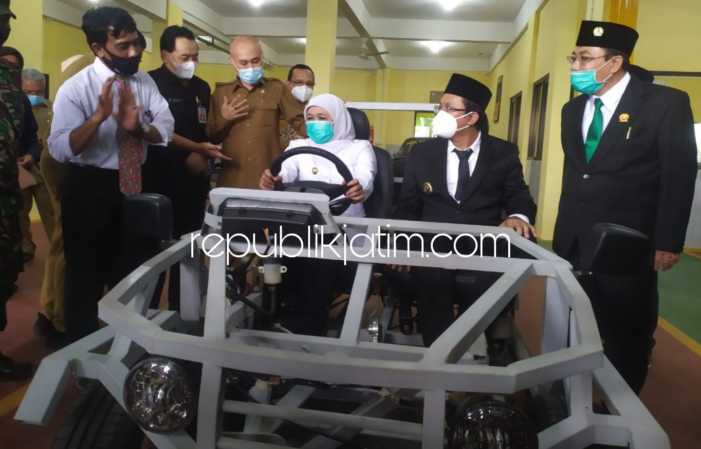 APRESIASI - Gubernur Jatim Khofifah Indar Parawansa bersama Bupati Sidoarjo Ahmad Muhdlor Ali (Gus Muhdlor), Wabup Subandi dan para Kepala Dinas Pemprov Jatim didampingi Dr Kisyanto mengecek kondisi Teaching Factory SMK YPM 8 Sidoarjo, Senin (01/03/2021).