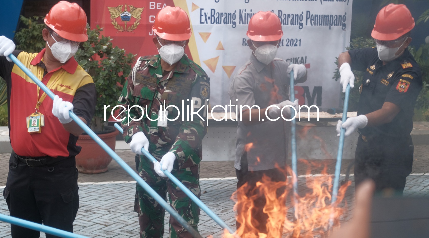 DIMUSNAHKAN - KPPBC Tipe Madya Pabean Juanda memusnahkan sebanyak 1,28 juta batang rokok illegal senilai Rp 2 miliar lebih, Rabu (03/03/2021).