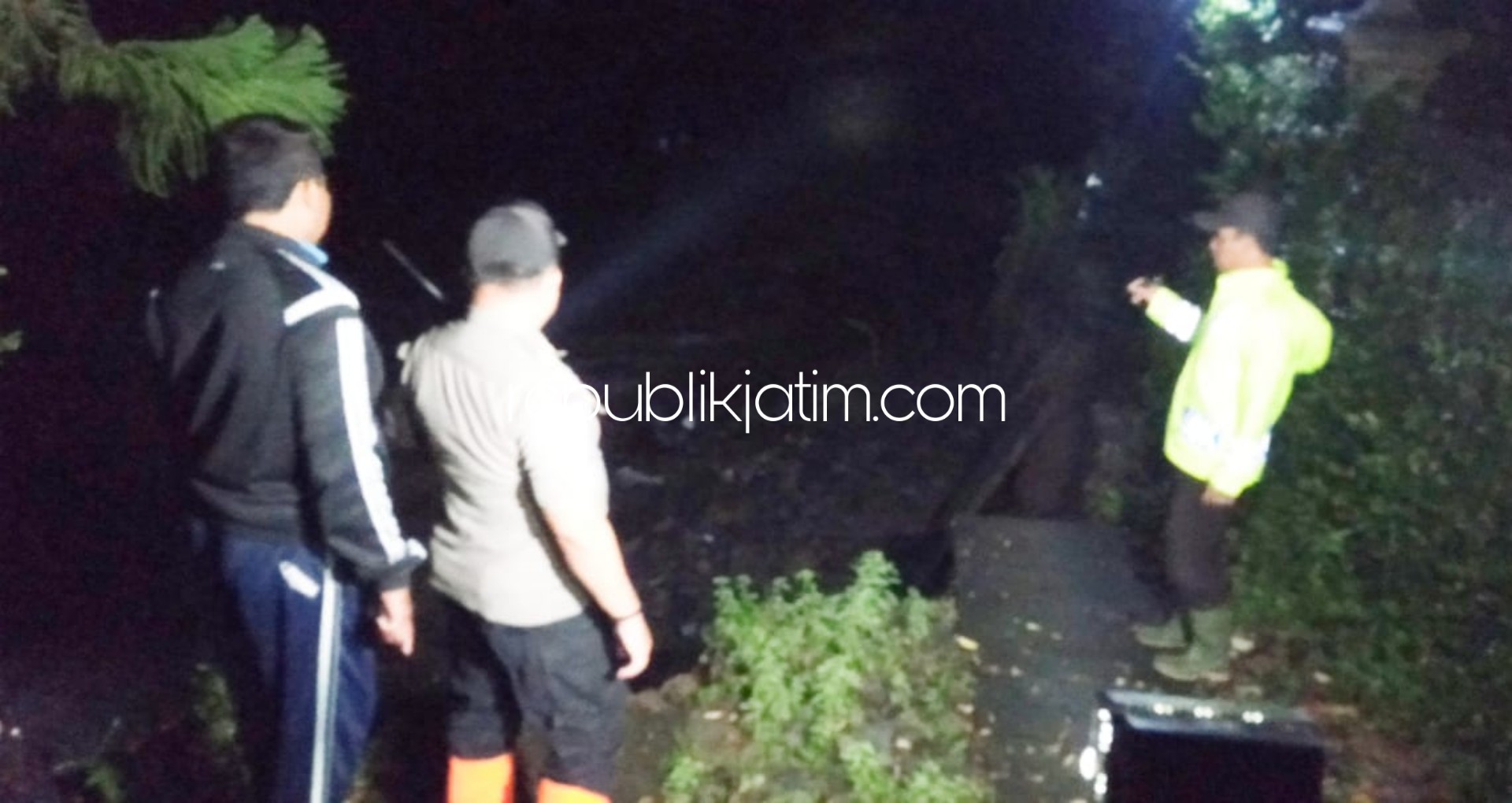 PUTUS - Sebanyak delapan KK harus terisolir dan harus menempuh jarak 4 sampai 5 kilometer saat hendak ke sekolah, pasar dan ke Balai Desa Sawoo, Kecamatan Sawoo, Ponorogo, Selasa (03/03/2020) dini hari.